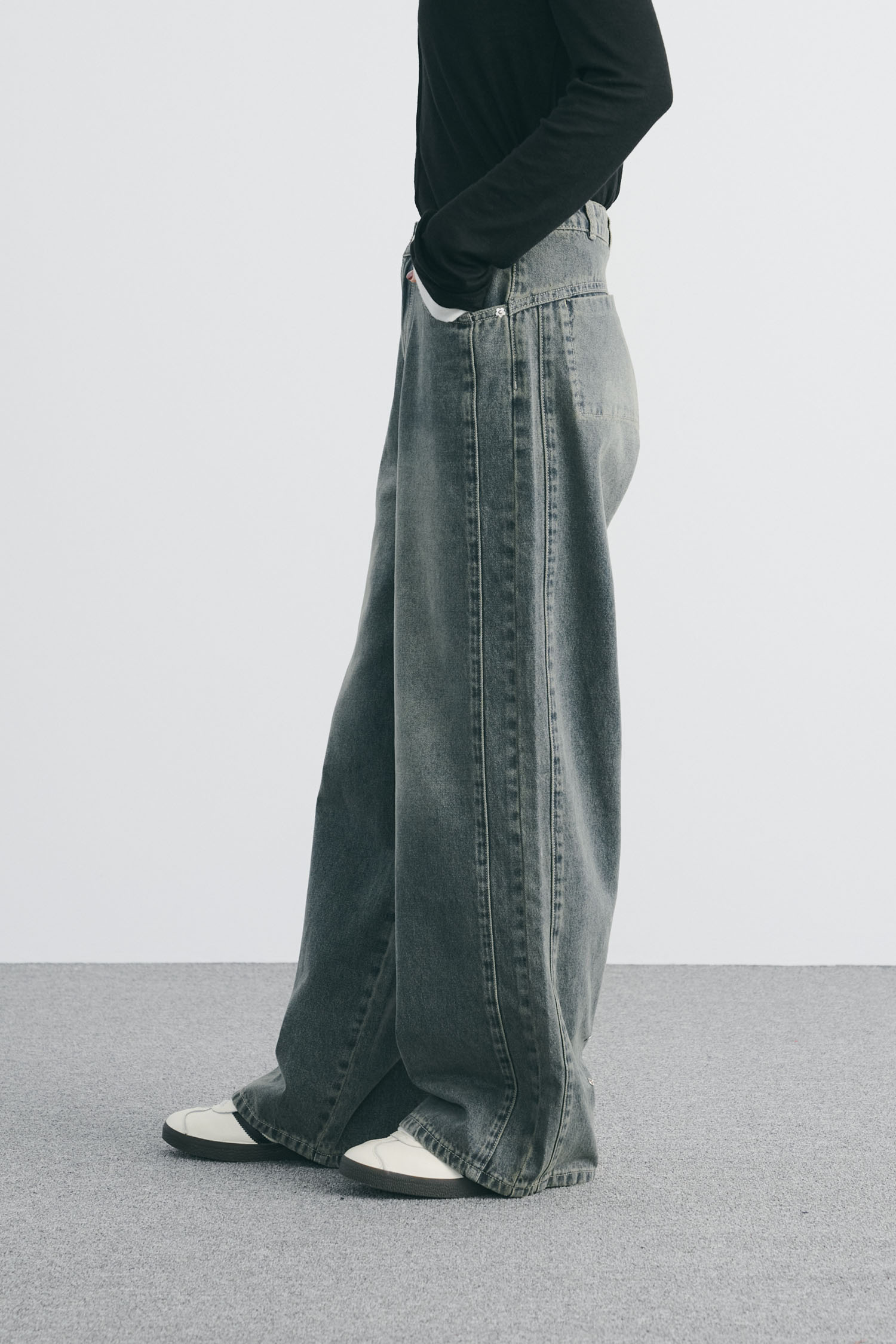 慵懶後打褶牛仔褲